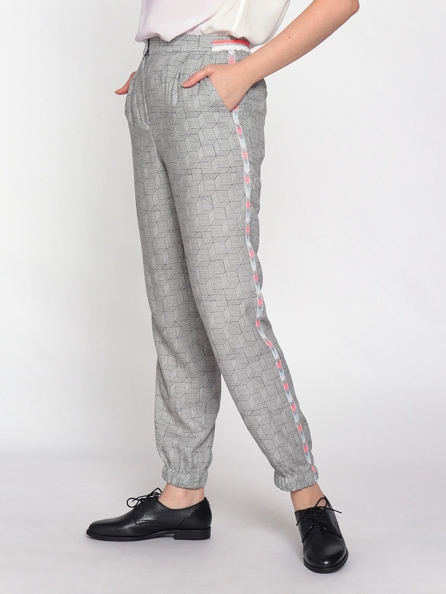 Серые брюки с лампасами